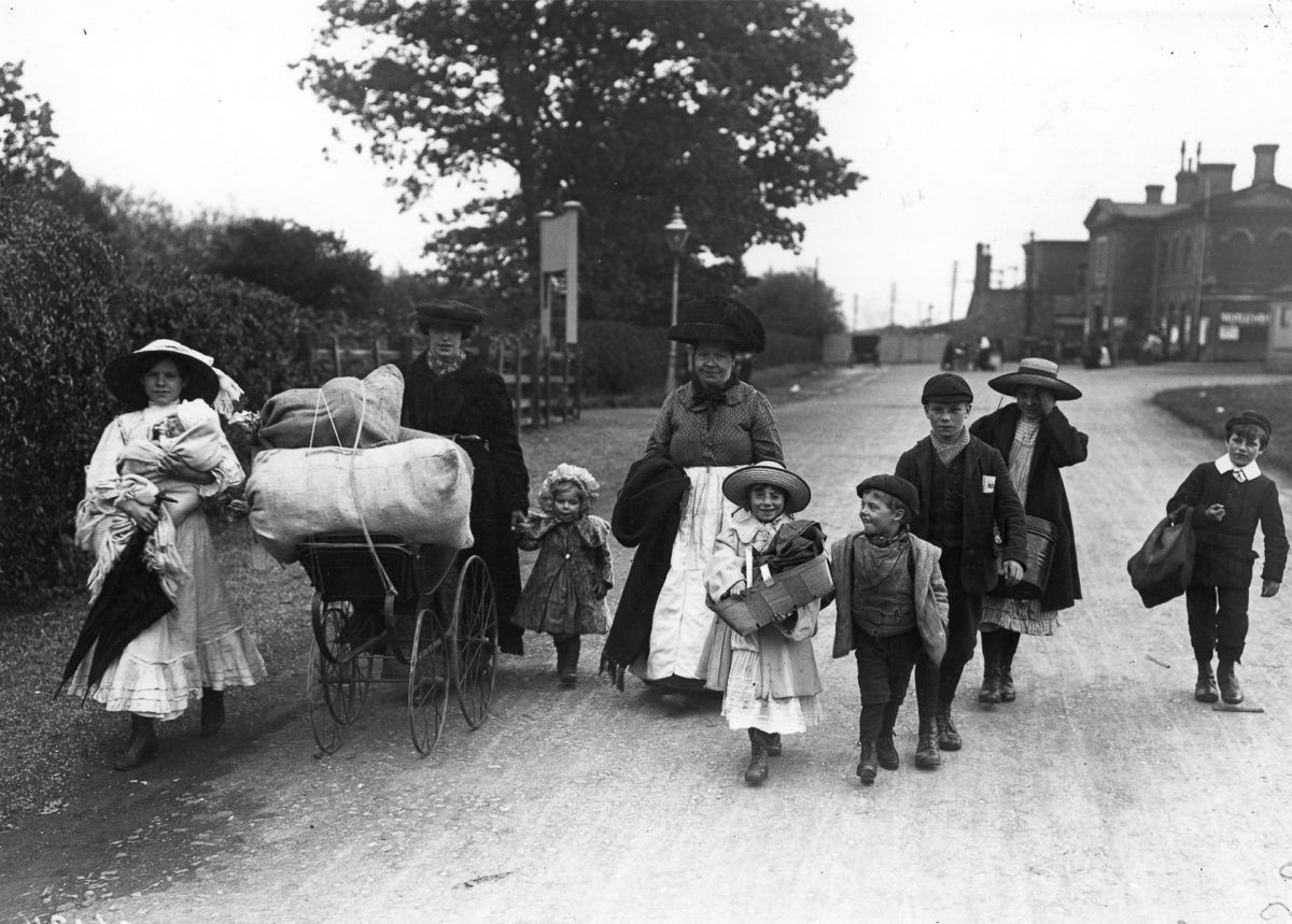 Hop pickers arrive at the Kentish hop fields,1910. X.jpg