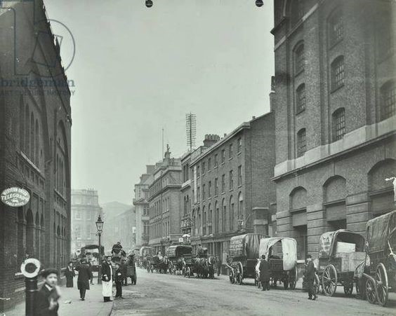 Emblem House 29-33-Tooley Street in 1905. Emblem House is the white building far right..jpg
