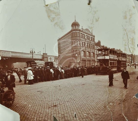 Blackfriars Road, corner with Southwark Street, (left under bridge.) 1906.jpg