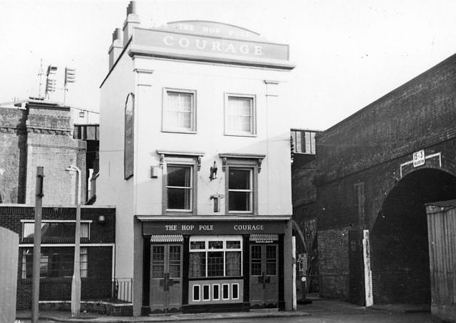 Hop Pole, 1972, 14 Gambia Street, Southwark, was called William Street, pub closed in 1999.  Union Street, Blackfriars Road end..gif