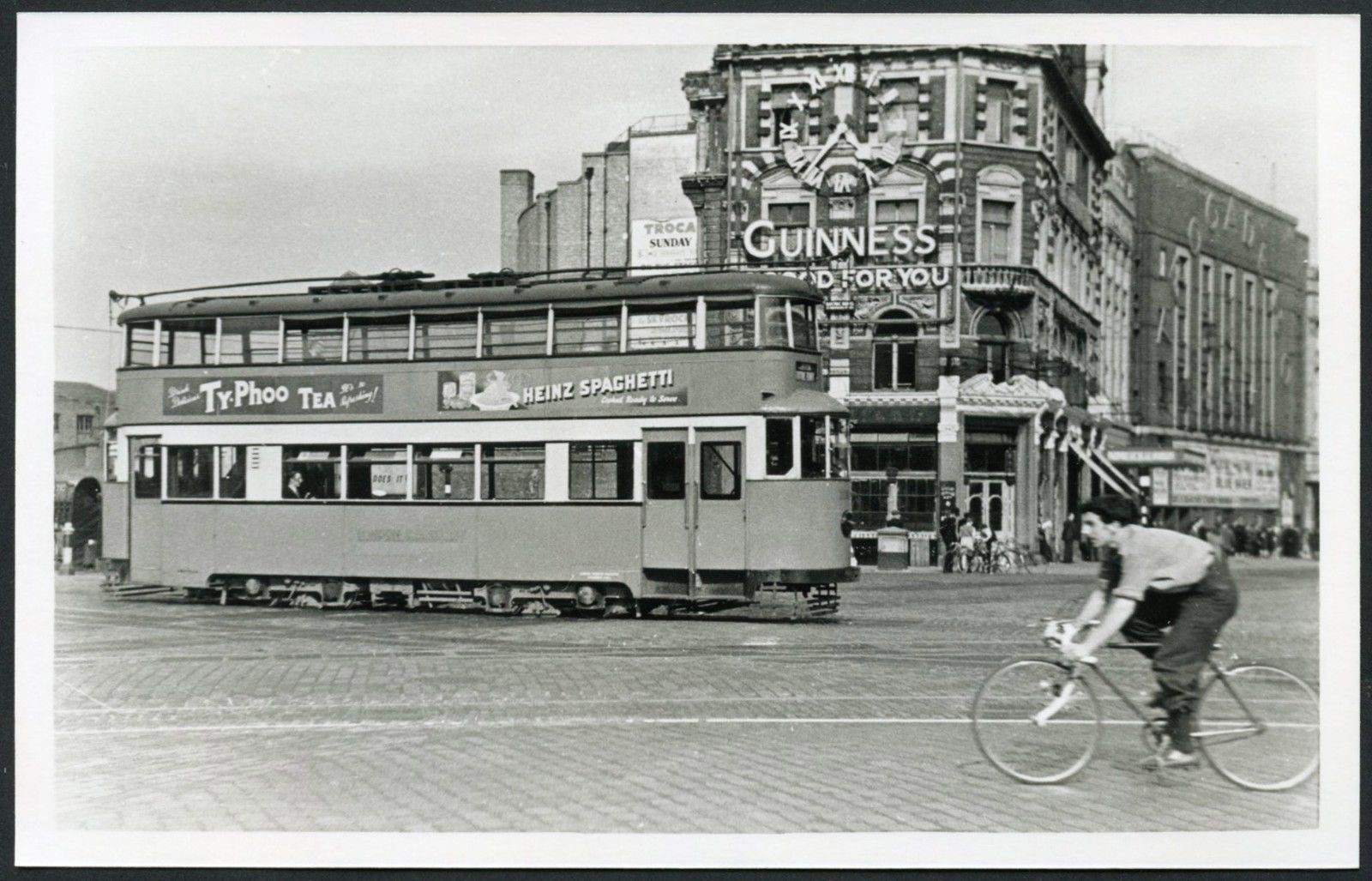 London New Kent Road 1948 Elephant + Castle...Trocadero Cinema..jpg