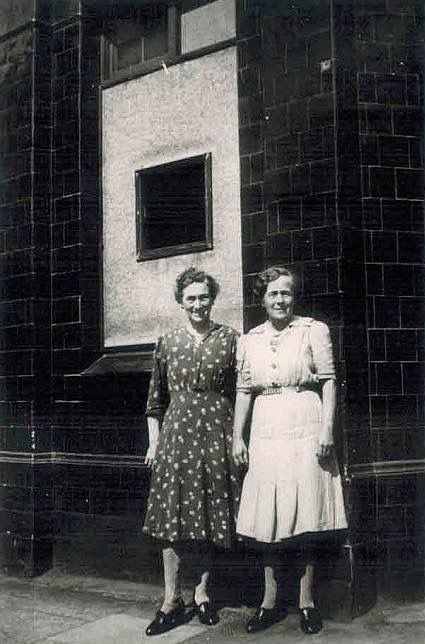 Star & Garter pub, Abbey Street,1942..jpg