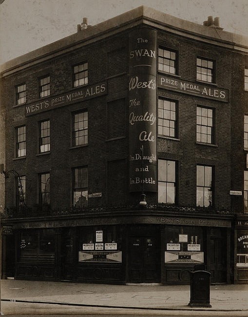 St Georges Circus. The Swan, 125 Blackfriars Road, was the Duke of Sussex in 1838-41..jpg