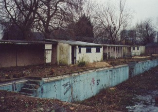 Southwark Park outside swimming pool, closed in1992.jpg