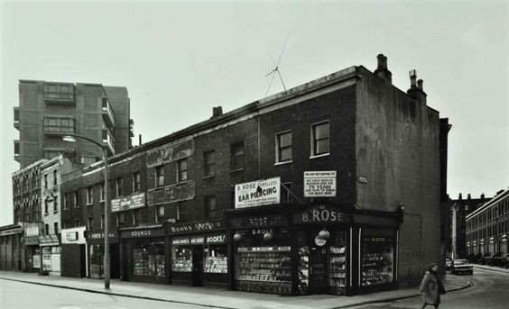 London Road by Gaywood Street (right) Elephant and Castle (left) in 1975 X.jpg