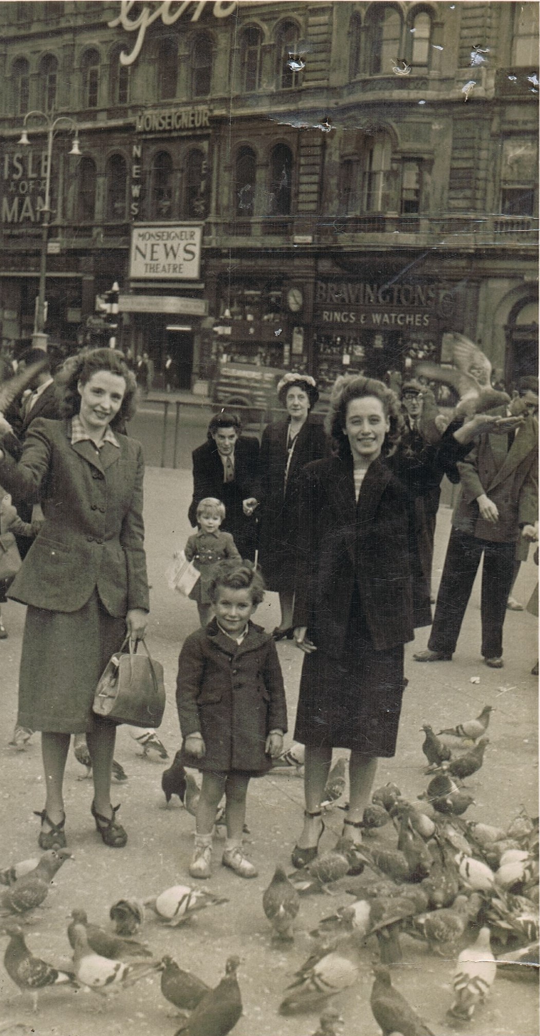 Kathy,Patsy & Hazel (left) Kathys friend,Trafalgar Sq c1948..jpg