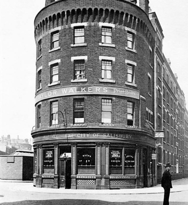 Tooley Street, The City of Salisbury Pub at the junction with Fair Street..jpg