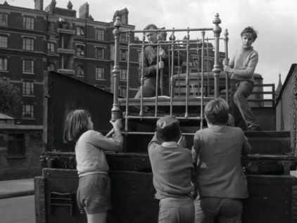 Film Salvage Gang 1958 Western side of Queen Elizabeth Street, at its junction with Tower Bridge Road.jpg