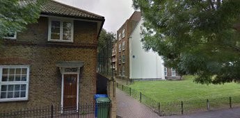 TOMMY STEELS BLUE PLAQUE, NICKLEBY HOUSE, DICKENS ESTATE, GEORGE ROW.jpg