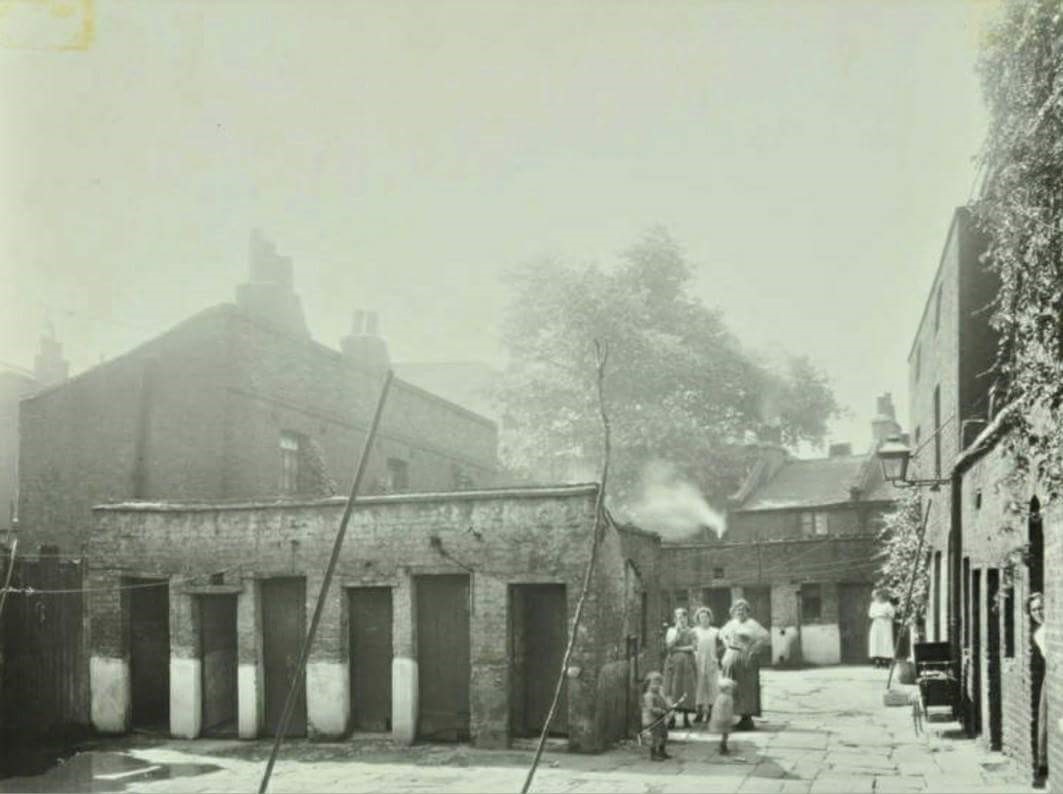 Gutteridge Court off Jacob street rear of Dockhead Fire Station 1922.jpg