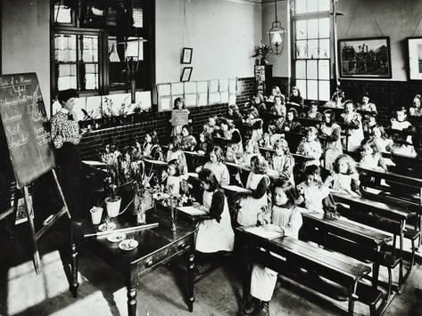 Albion Street Girls School, Rotherhithe, London, 1908.jpg