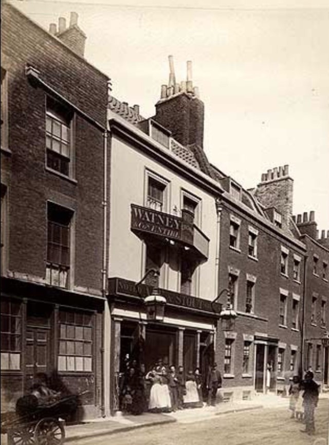 The Crown was situated at 31 Lant Street. c1880s..jpg