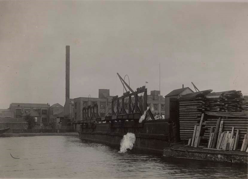 Glengall Road, Glengall Wharf. c1915-1925.jpg