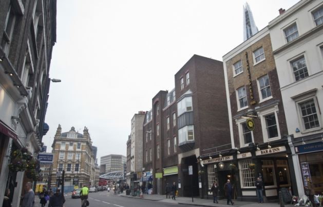 Borough High Street,St Christopher Inn. Cool Hostels in London for the Coolest Backpackers (2).jpg