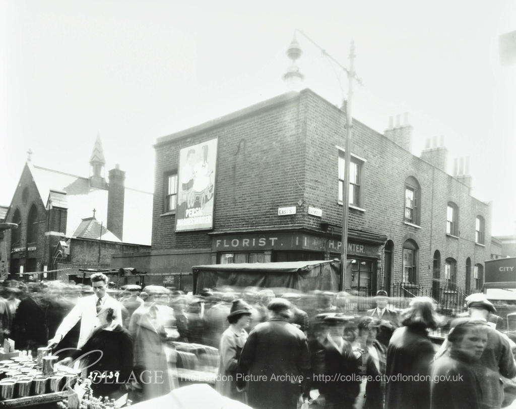 East Street Market on the corner of Blackwood Street right.  c1940s  X.png