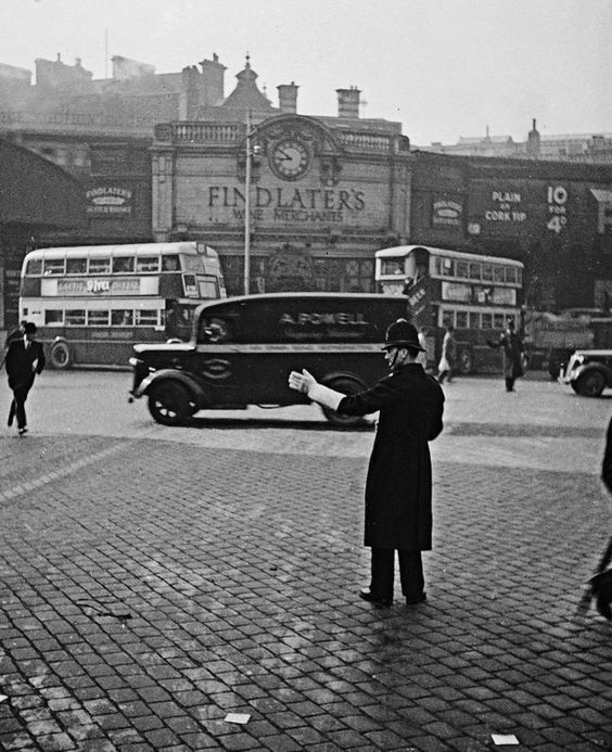 London Bridge.Policeman on traffic duty, London, 1937.   X.png