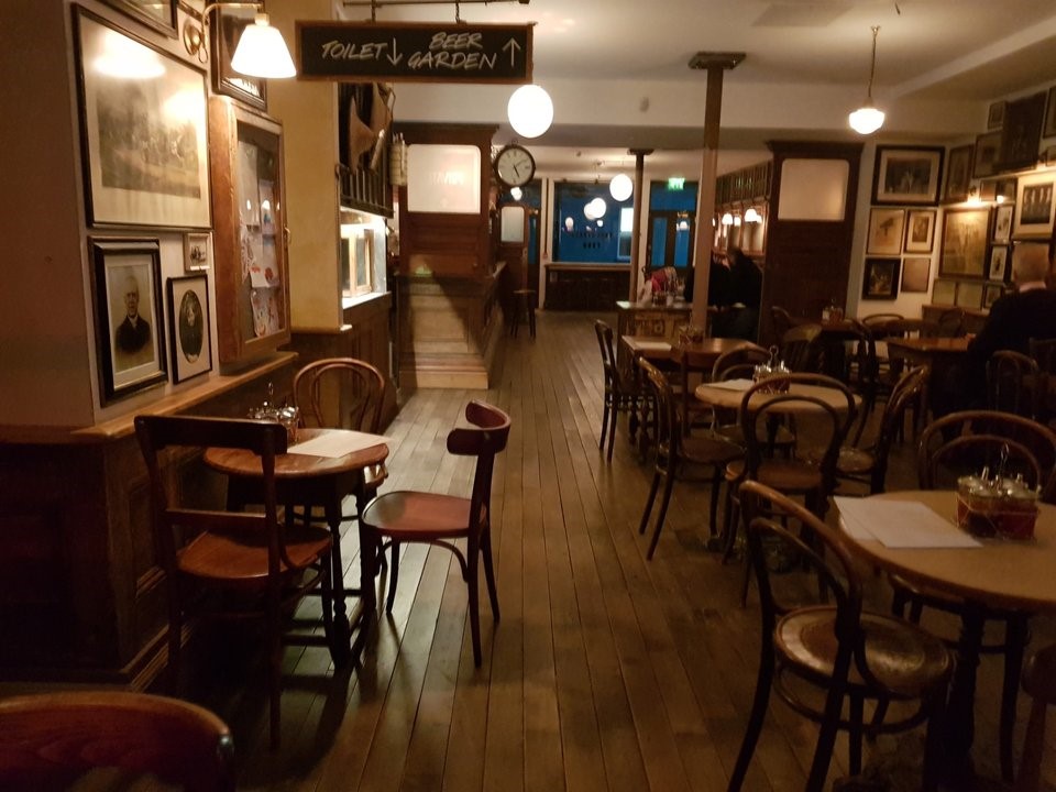 Union Street SE1, Interior of Mc & Sons Irish pub. X.jpg