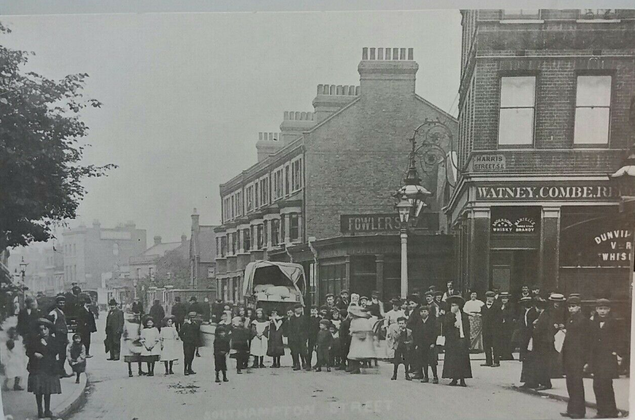 Southampton Street, Southwark 1910, now Southhampton Way, Cottage Green left and Harris Street  right are still there. Hope Pub.  X (2).png