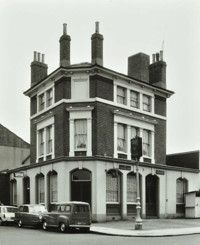 Glengall Road.The Glengall Arms was situated at 41 Glengall Road c1968.  X.png