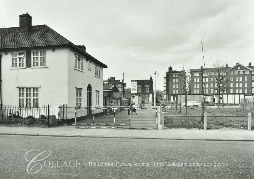 Albion Street, by Clack Street (behind) c1976. The shop opposite was on the corner of Railway Avenue with Rotherhithe Station to the left.  x.png