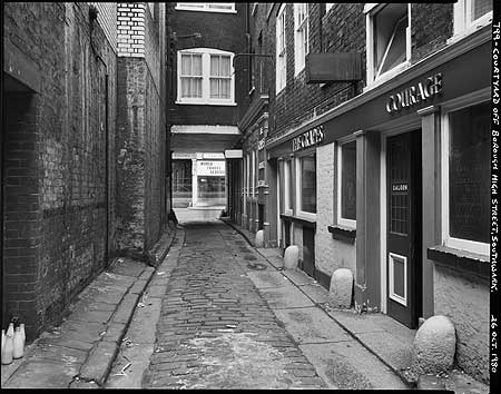 Borough High Street, The Grapes Pub, c1980s, now the St Christophers Inn.   X.png