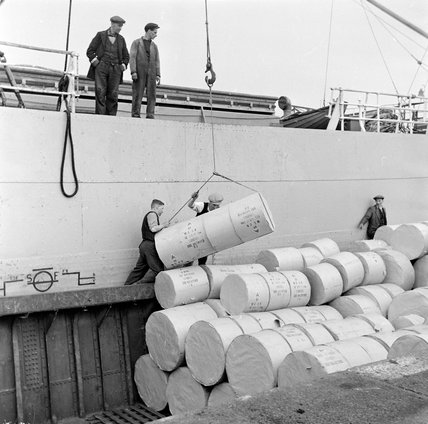 Surrey Commercial Docks 1953, rolls of paper being unloaded.   X.png