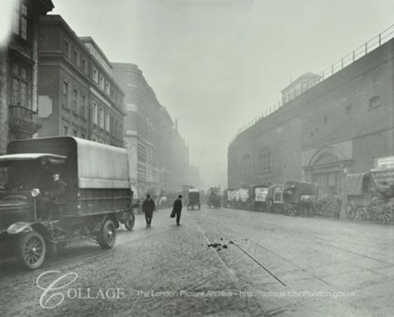 Tooley Street Bermondsey 1915. On the right (arch shape), later became the London Dungeon Museum.   X.png