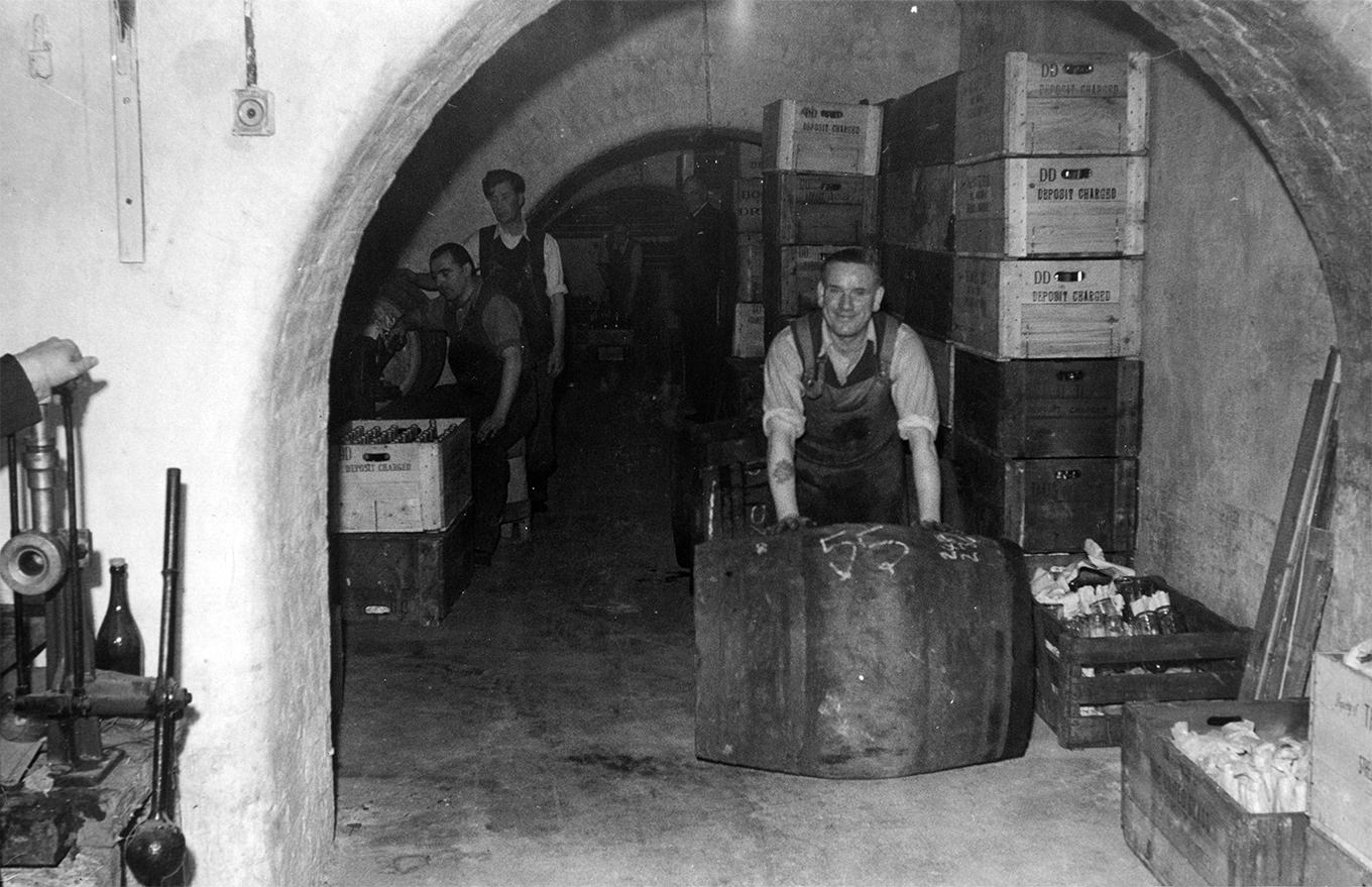 JOINER STREET CELLARS 1952,Hayward Bros Wines Ltd c1952. X.png