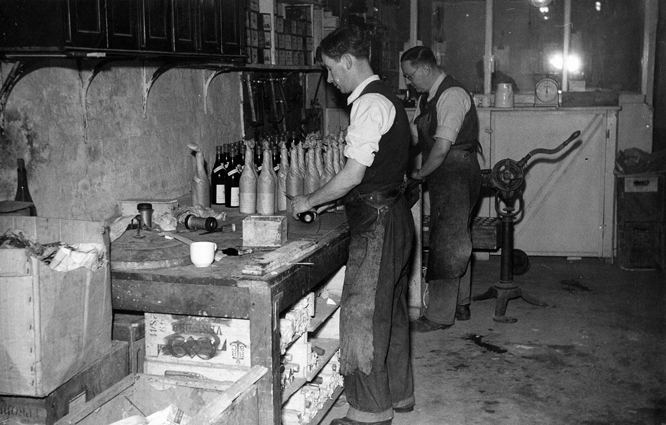 Joiner Street, Hayward Bros (Wines) Ltd. Arches underneath London Bridge Station approach c1950. X.png