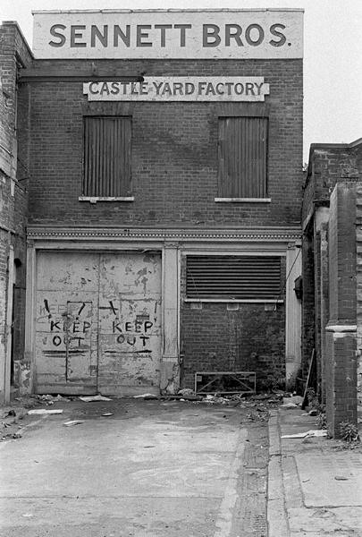 Holland Street,Southwark 1978,Castle Yard Factory, Hatters, Furriers, Skin Merchants. Between Hopton St & Southwark St..jpg