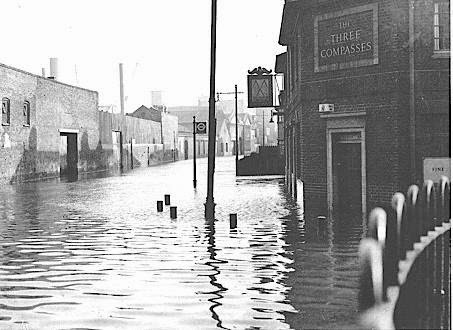 Flood 1953,Three Compasses Pub,Rotherhithe.jpg