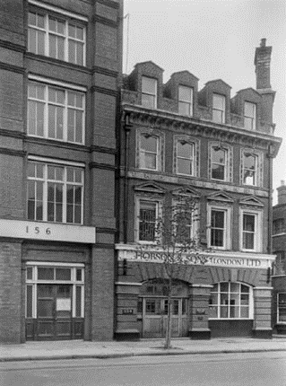 Tooley Street, Bermondsey in 1986. Building right is Hobsons & Sons formerly The Britannia Pub.    X.png