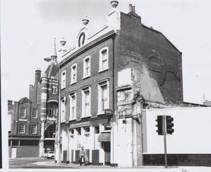 Tower Bridge Road, The Horseshoe Pub.   X.jpg